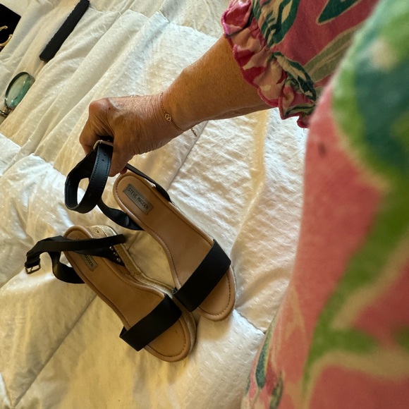 Steve Madden Wedge Black w/ Tan weave heel Beautiful Sandal  EUC sz 9.5 - Picture 2 of 6